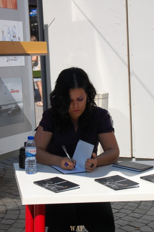 Sessao de autigrafos do livro "Essência" de Joana DIas na Feira do Livro no Porto